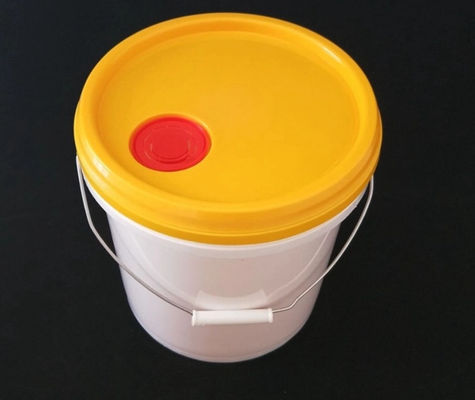 HDPEのふたのハンドルが付いている封じられたプラスチック水バケツのあたりのプラスチック ペンキのバケツ